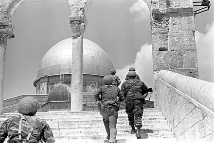 Israeli paratroopers entering the Temple Mount through the Lions Gate in 1967