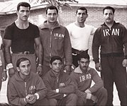 Das iranische Gewichtheberteam 1960 (v. l. n. r.): stehend Betreuer Ferdows, Mohamed Tehraniami, Betreuer Boroumand, Amiri Mangashti; sitzend Betreuer Tabatabai, Hassan Esmaeil Elmkhah und Ali Sonboli