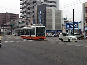 Kereta api dekat Honmachi 5-chōme Stasiun