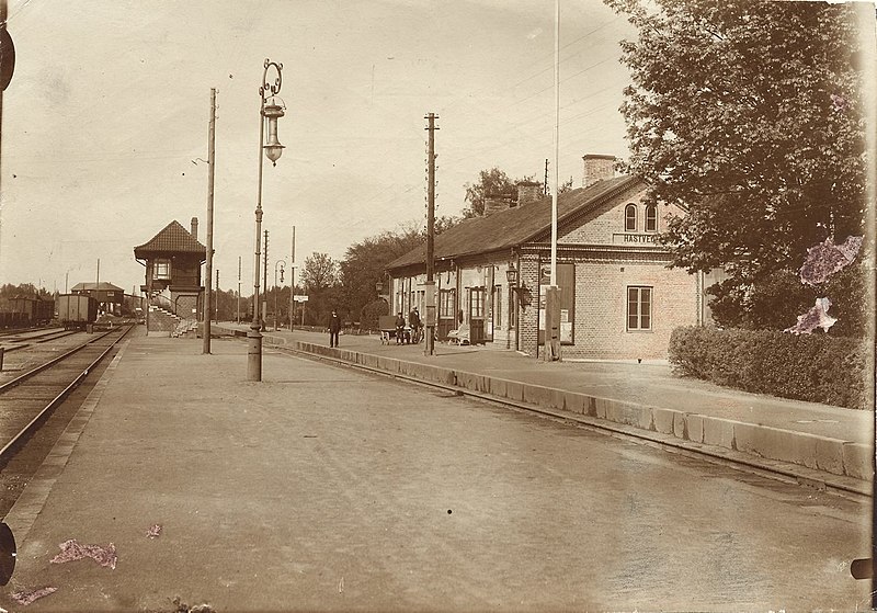 File:Järnvägsstationen i Hästveda (12100593283).jpg