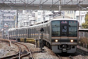 京橋駅に到着する207系による快速列車（2012年3月）