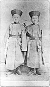 Tianyou Zhan (kiri) dan Mingzhong Pan (kanan) setelah mereka tiba di New Haven, Connecticut, pada tahun 1872