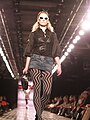 La modella canadese Julia Dunstall in microgonna e collant, alla settimana della moda di New York nel 2007. Le minigonne estremamente corte, pur essendo poco diffuse nell'abigliamento comune, sono quasi una costante delle sfilate dell'inizio XXI secolo.