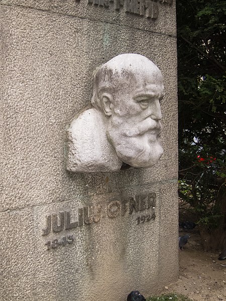 File:Julius Ofner Denkmal (12912193275).jpg