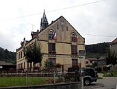 Rathaus- und Schulgebäude