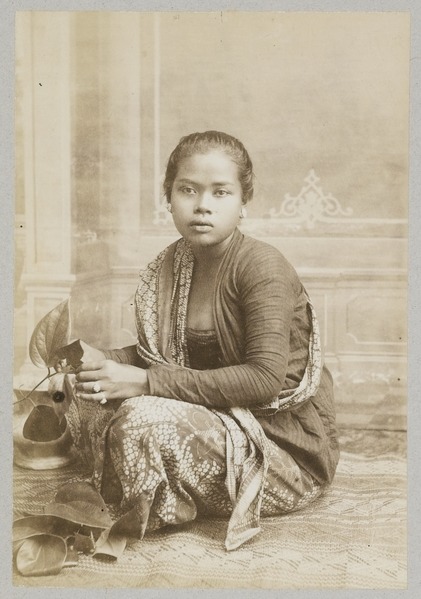 File:KITLV 12082 - Kassian Céphas - Javanese woman, believed at Yogyakarta - Around 1890.tif