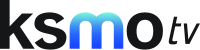 Les lettres KSMO dans un sans empattement contemporain en minuscules, à côté des lettres plus fines en italique TV en minuscules.  Tous sont en noir sauf le M, qui a un dégradé de bleu.