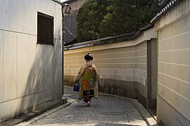 Geisha sur une ruelle de Kamishichiken