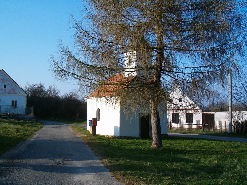 File:Kaplička Kadolec.jpg