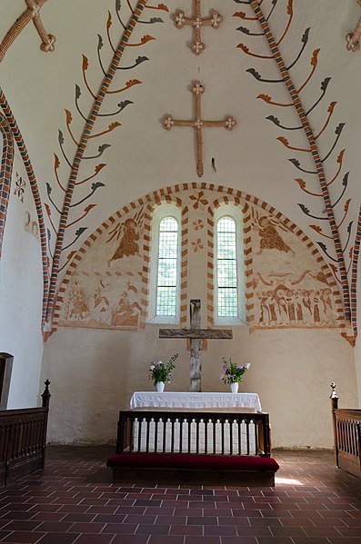 File:Kavelstorf Kirche Blick zum Altar.jpg