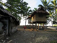 Paikallisia taloja Kirakiran rannalla.