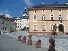 Kirche Alte Schule und Rathaus in Tanna.jpg