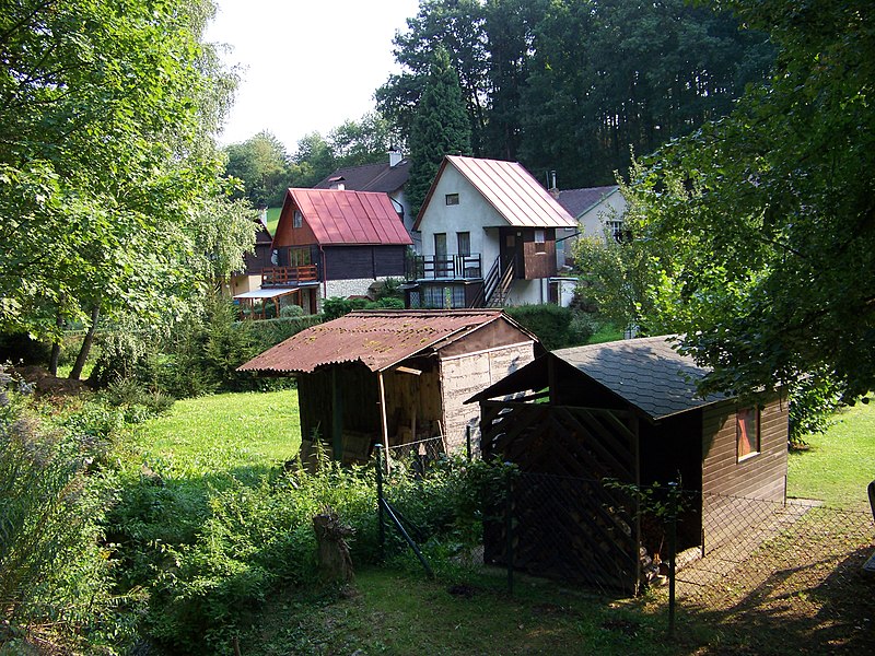 File:Kožlany, chaty u Hradeckého potoka.jpg