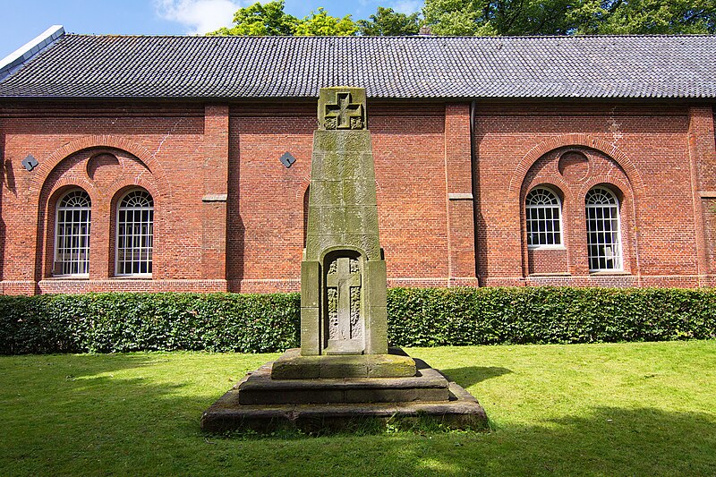 File:Kriegerdenkmal vor der Nicolai-Kirche in Pewsum (Krummhörn) IMG 6645.jpg