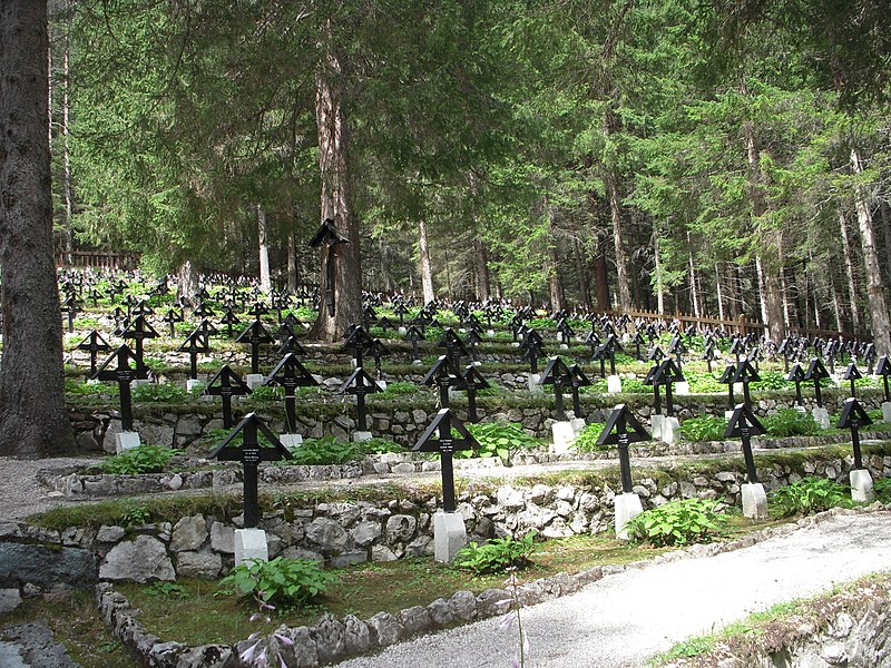 File:Kriegerfriedhof Naßwand 04.JPG