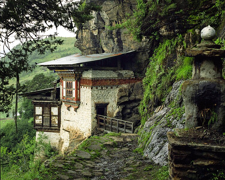 File:Kunzangdrak, Bumthang.jpg