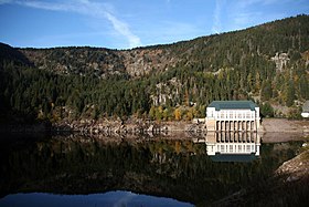 Гидроэлектростанция на озере Лак-Нуар в Вогезах, Франция (7 ноября 2005 года)