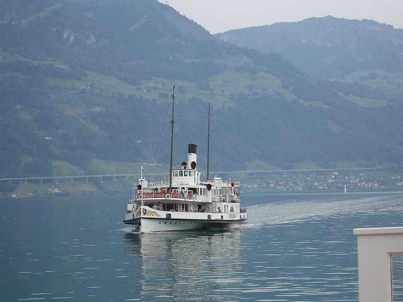 File:Lake Lucerne (16199302176).jpg