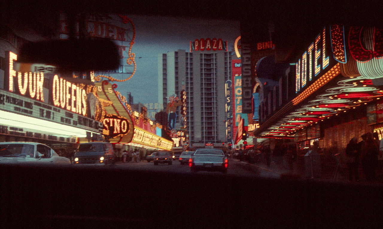 File:Las Vegas Sign at Night.JPG - Wikimedia Commons