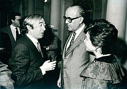 Leopoldo Calvo Sotelo conversa con el periodista José Oneto. Pool Moncloa. 17 de diciembre de 1981.jpeg