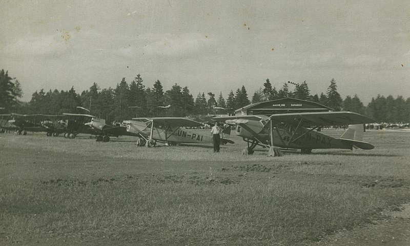 File:Letala na letališču v Polju okoli 1940.jpg