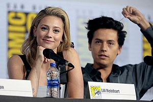 Lili Reinhart & Cole Sprouse (48478655701).jpg