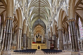 La catedral medieval de Lincoln, Inglaterra, tiene tres niveles: arcada, galería y clerestorio, unidos por ejes verticales.