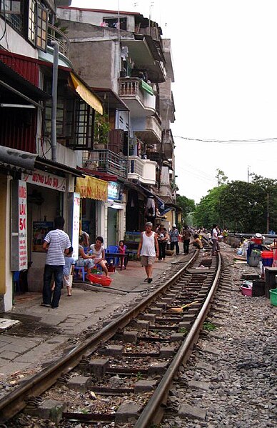 File:Living on train tracks at vietnam.jpg