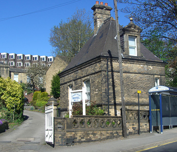 File:Lodge, Gate and Walls at Etruria House Hotel, Sheffield.jpg