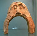 Museum Lauriacum: Firstziegel ( 3.Jhdt ) mit Maske.