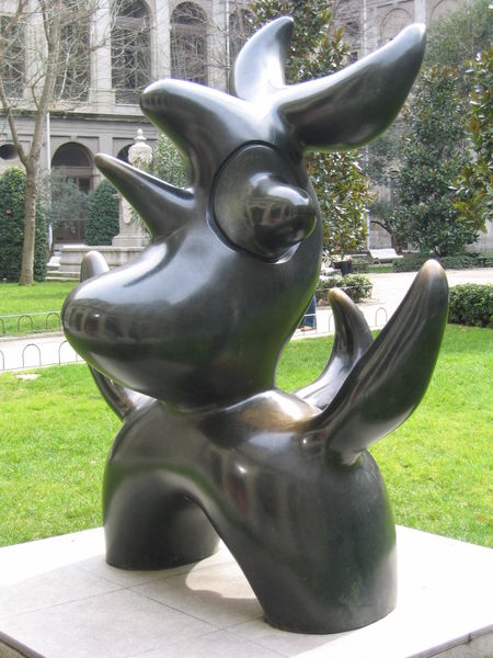 File:MNCARS Patio Escultura Miro.JPG