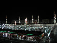 Medinan Profeetan moskeija yöllä.