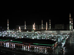 Profeetan moskeija yöllä; sen monet minareetit.