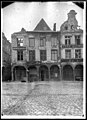 Maison - Façades des maisons de la Petite Place après un bombardement - Arras - Médiathèque de l'architecture et du patrimoine - APDU001393.jpg