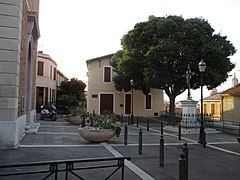 Pointus, devant l'église Saint-Pierre-ès-Liens de l'Estaque, et maison de Cézanne à L'Estaque