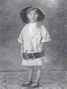 Marcelle Lafont as a child. Marcelle Lafont enfant annee 1910.png