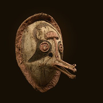 Máscara eharo da cultura elema da Papua-Nova Guiné no Museu de Toulouse. Estas máscaras eram usadas por jovens guerreiros e representavam figuras engraçadas. Dançavam com grupos de mulheres antes dos rituais mais solenes, para o divertimento de todos (definição 4 355 × 4 355)