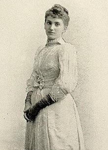 Photo of a standing Maud Humphrey, Bogartʼs mother