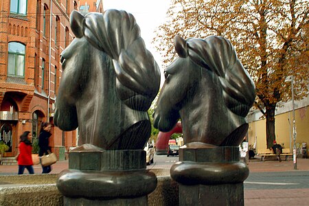 Max Sauk Pferdekutschenbrunnen 1978 79 Ansicht der Pferdeköpfe von hinten links Richtung Velvetstraße