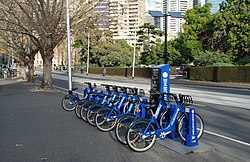 Stazione Melbourne Bike Share con biciclette