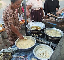 Frying pisang goreng in Karimun Jawa Menggoreng bakwan dan pisang goreng.JPG