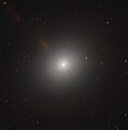 M105 dans le visible par le télescope spatial Hubble.