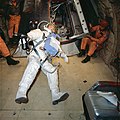 Michael Collins trénuje výstup do otvoreného vesmíru na palube špeciálne upraveného lietadla KC-135