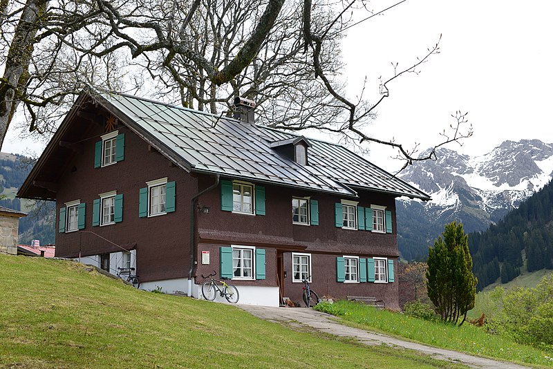 File:Mittelberg Pfarrhof Kirchplatz 2, Böhringer.JPG