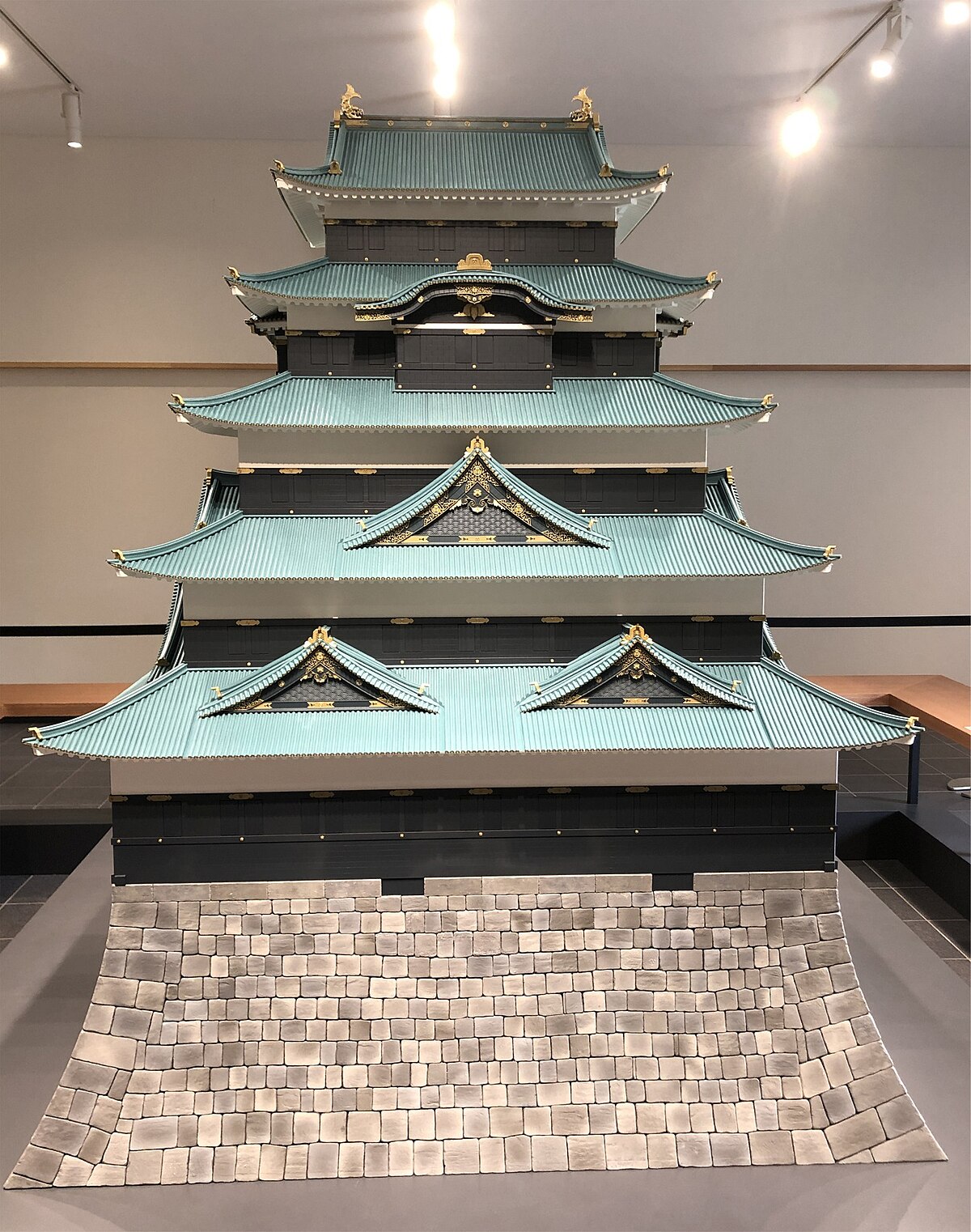 File:Model of the Edo Castle at the East Imperial Garden 2.jpg 