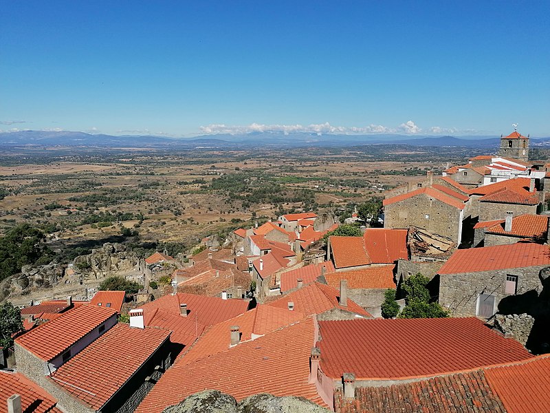 File:Monsanto e Torre de Lucano.jpg