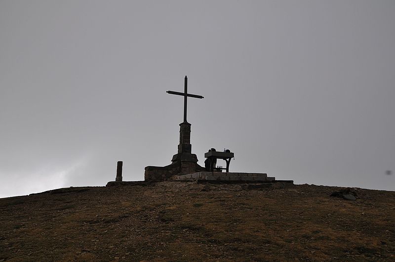 File:Monumento en la cima dedicado a Mossèn Jacinto Verdaguer.JPG