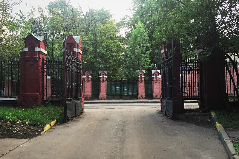 File:Moscow, Novoalekseevskaya Street, pumping station park and fence (31599720896).jpg