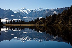 Mount Aoraki (Mt. Cook) a Mount Tasman - Lake Matheson (Nový Zéland) .jpg