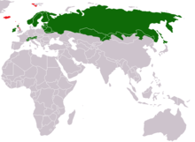 Planisphère de couleur grise représentant en vert la répartition d'origine du Lièvre variable dans le monde (Irlande, Écosse, Alpes, Scandinavie et Asie du Nord) et en rouge les zones d'introductions (îles Féroé, Shetland, île de Man et centre de l'Angleterre).